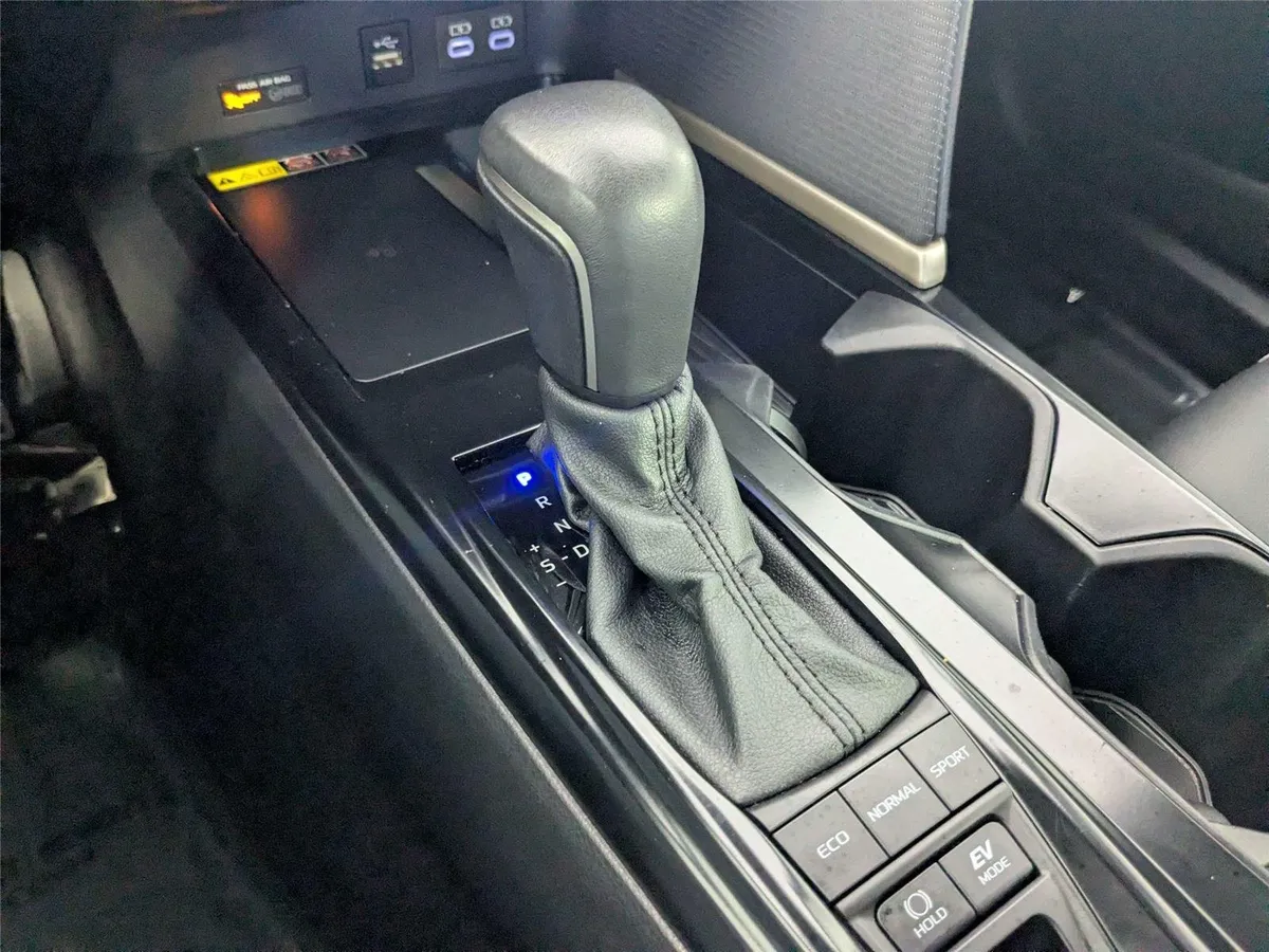 2025 Toyota Camry SE thumbnail 25