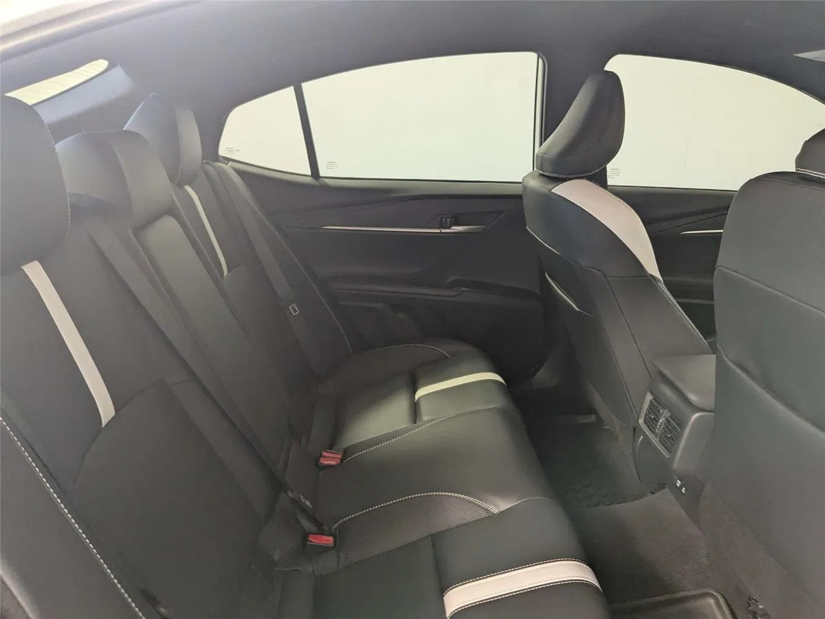 2025 Toyota Camry SE thumbnail 28