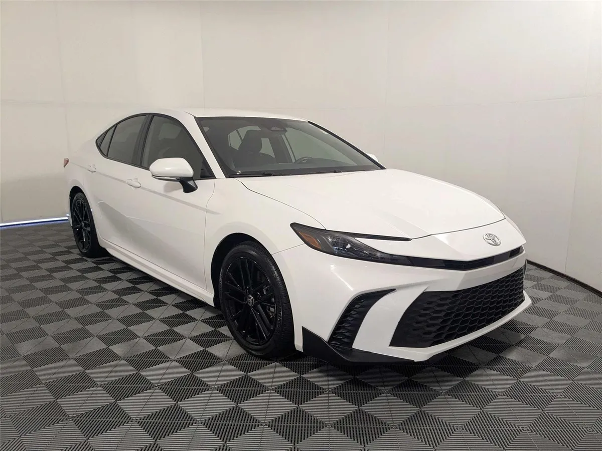 2025 Toyota Camry SE thumbnail 3