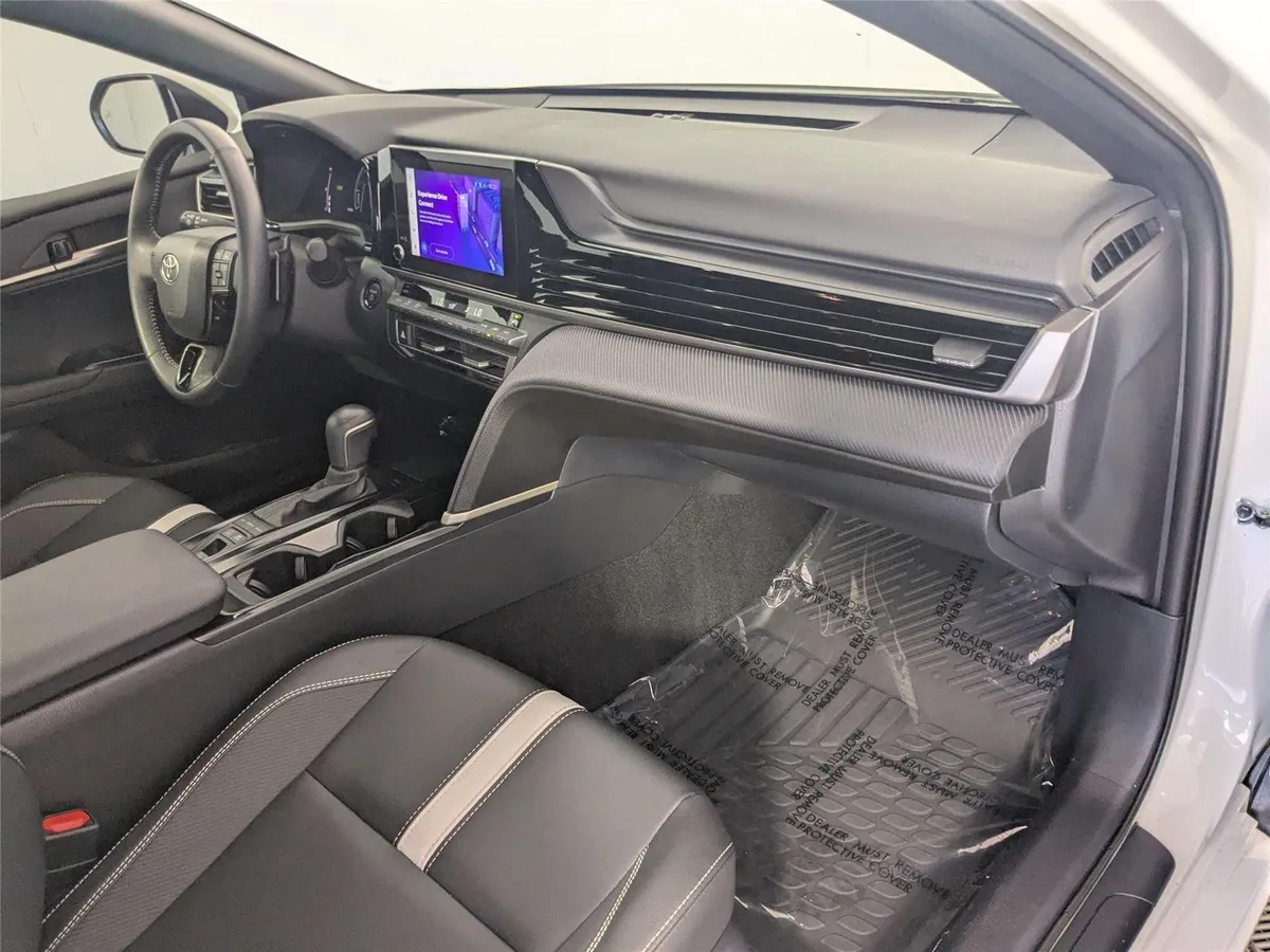 2025 Toyota Camry SE thumbnail 30