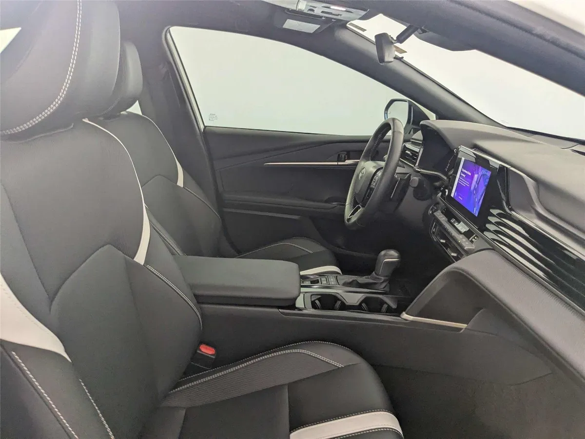 2025 Toyota Camry SE thumbnail 31