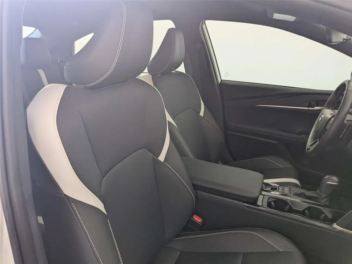 2025 Toyota Camry SE thumbnail 32