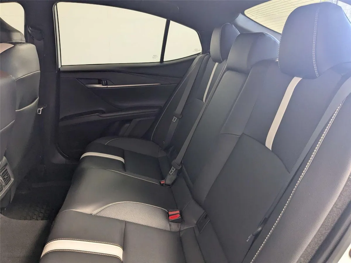 2025 Toyota Camry SE thumbnail 33