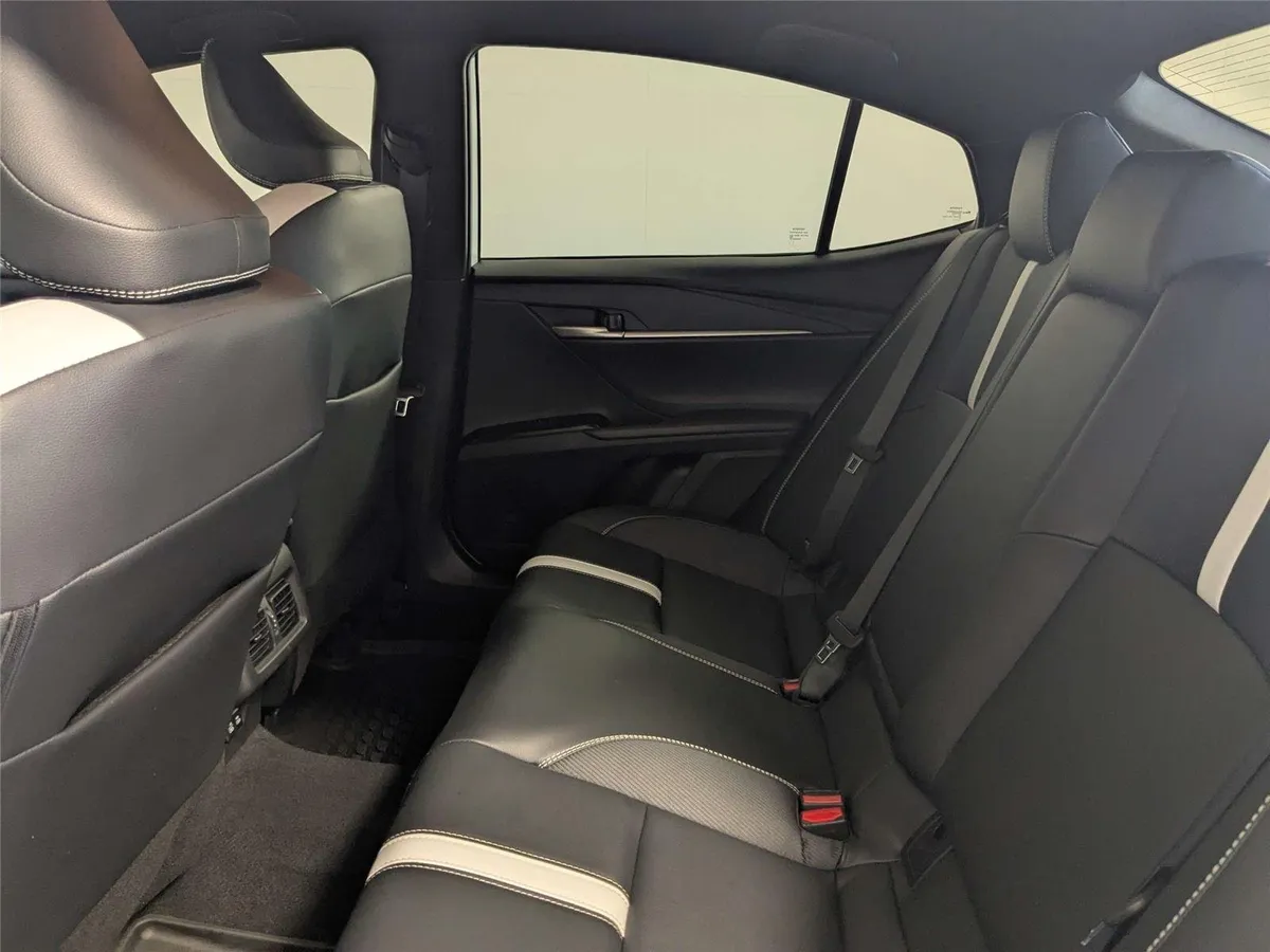 2025 Toyota Camry SE thumbnail 34
