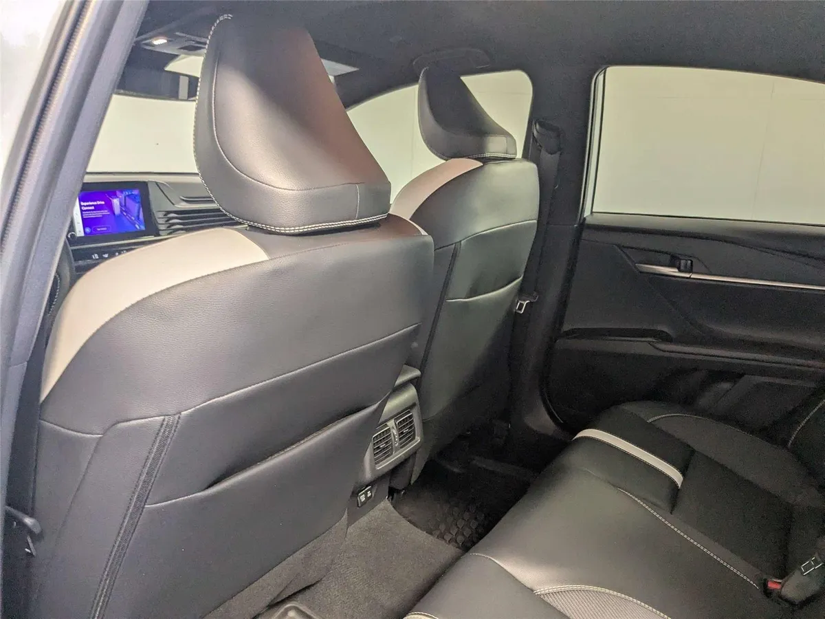 2025 Toyota Camry SE thumbnail 35