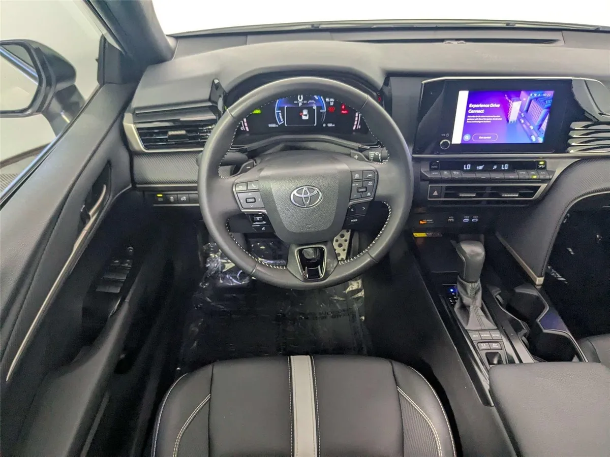 2025 Toyota Camry SE thumbnail 37