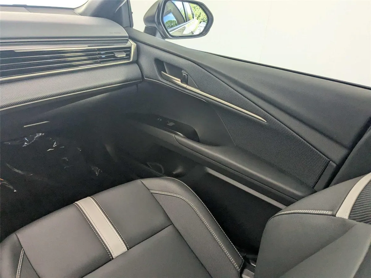 2025 Toyota Camry SE thumbnail 38