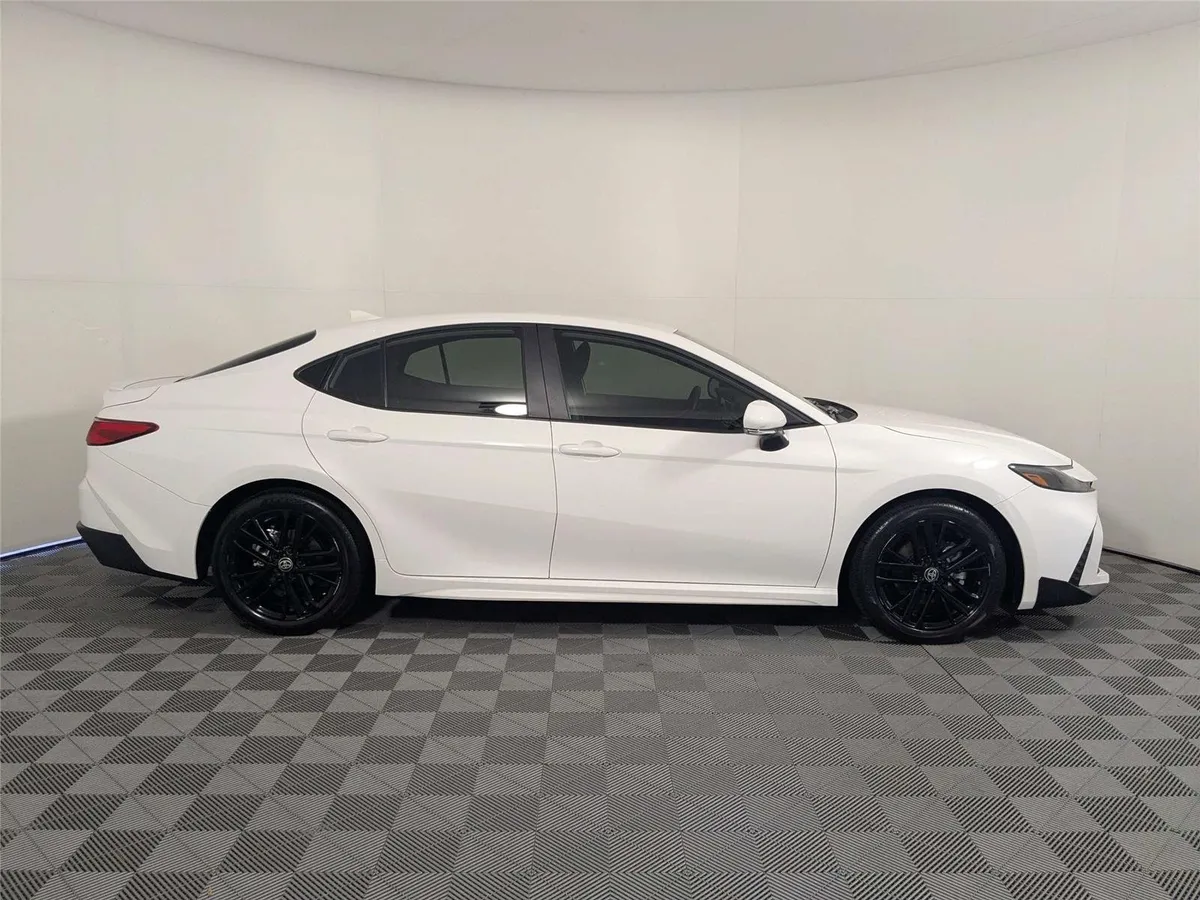 2025 Toyota Camry SE thumbnail 4