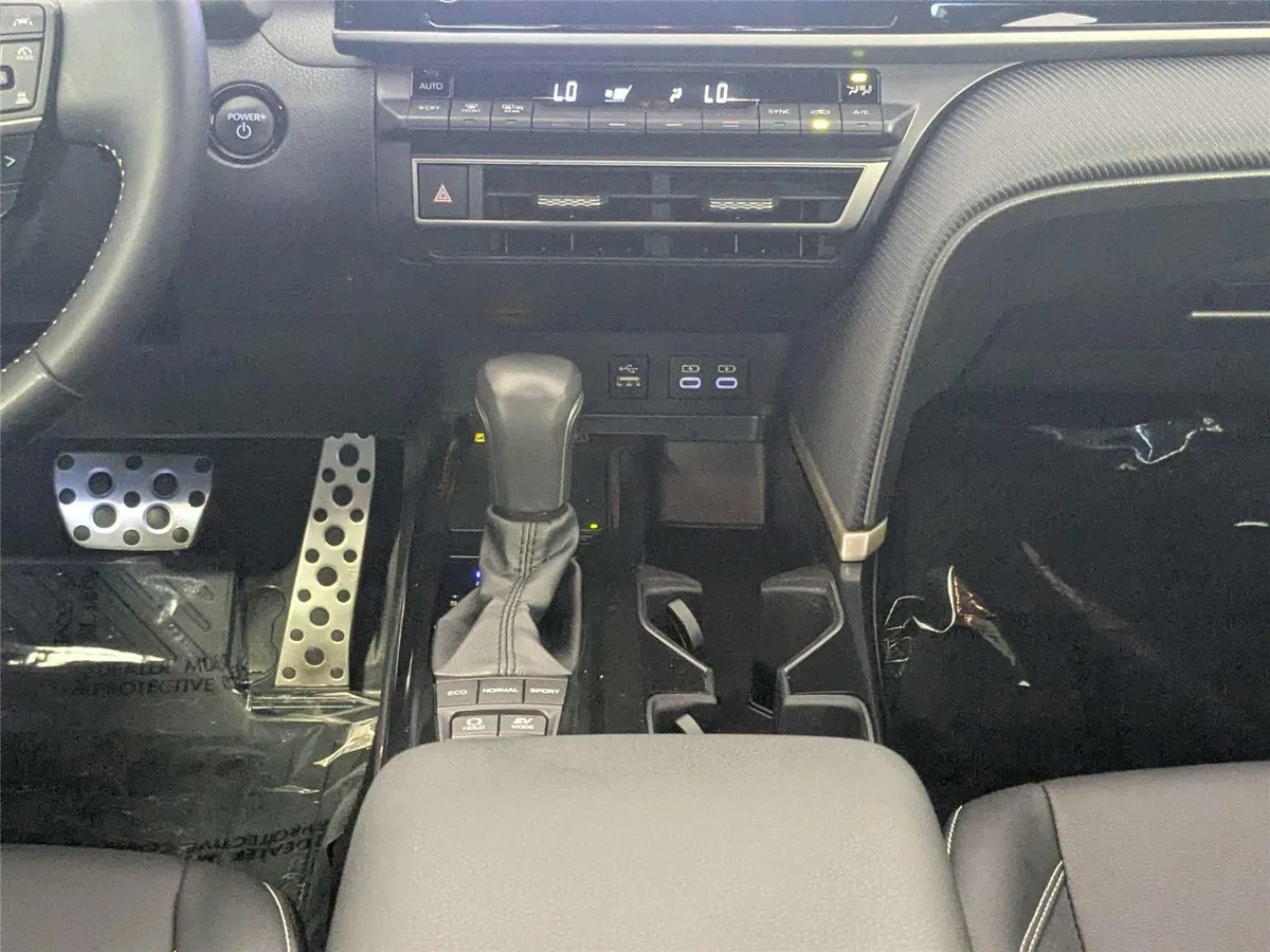 2025 Toyota Camry SE thumbnail 40