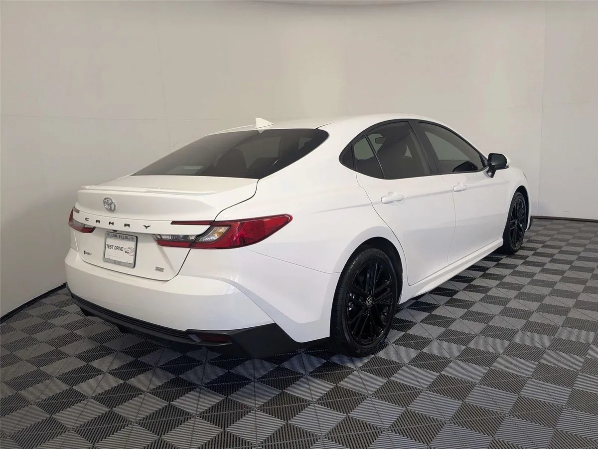 2025 Toyota Camry SE thumbnail 5