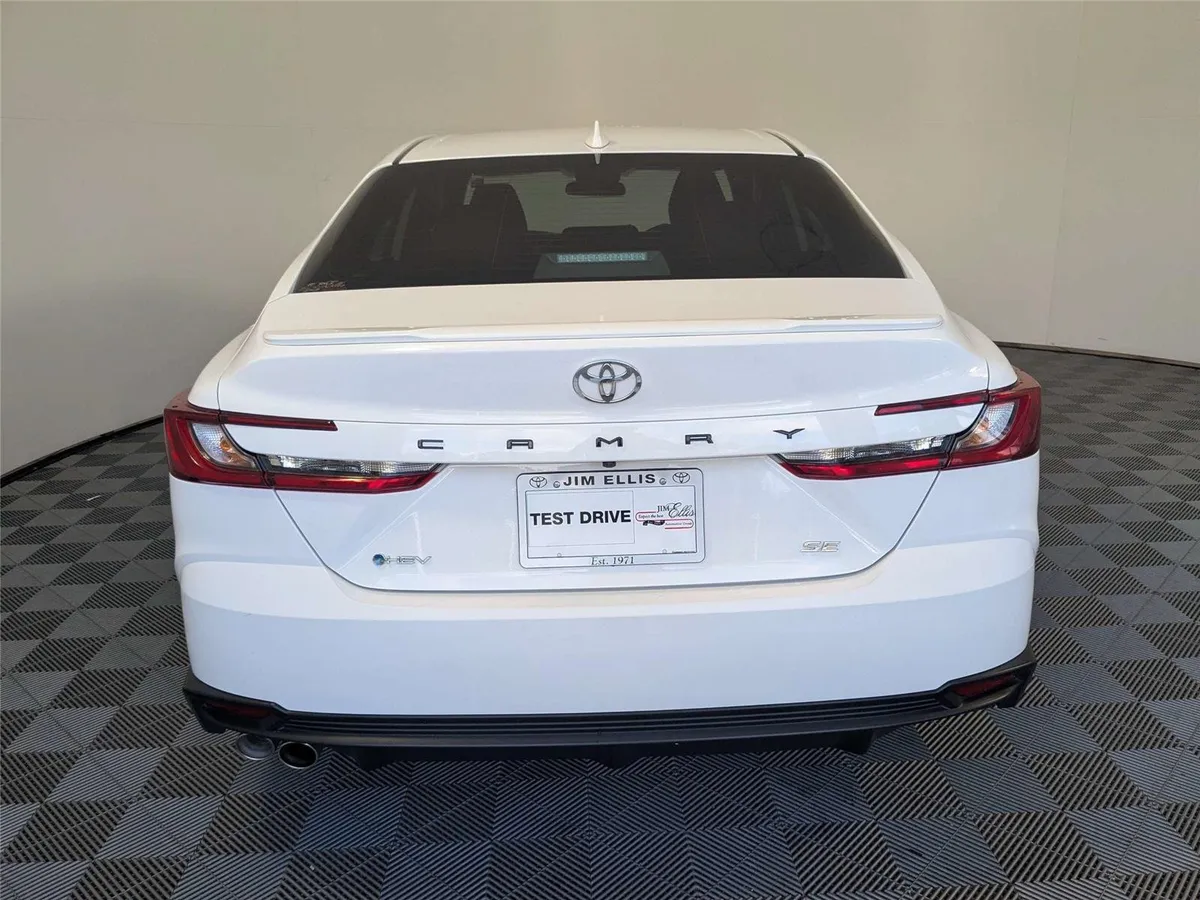 2025 Toyota Camry SE thumbnail 6