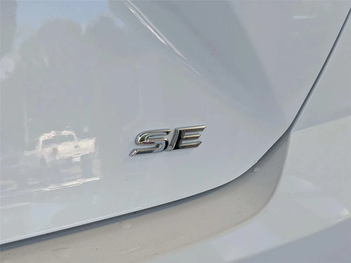 2025 Toyota Camry SE thumbnail 7