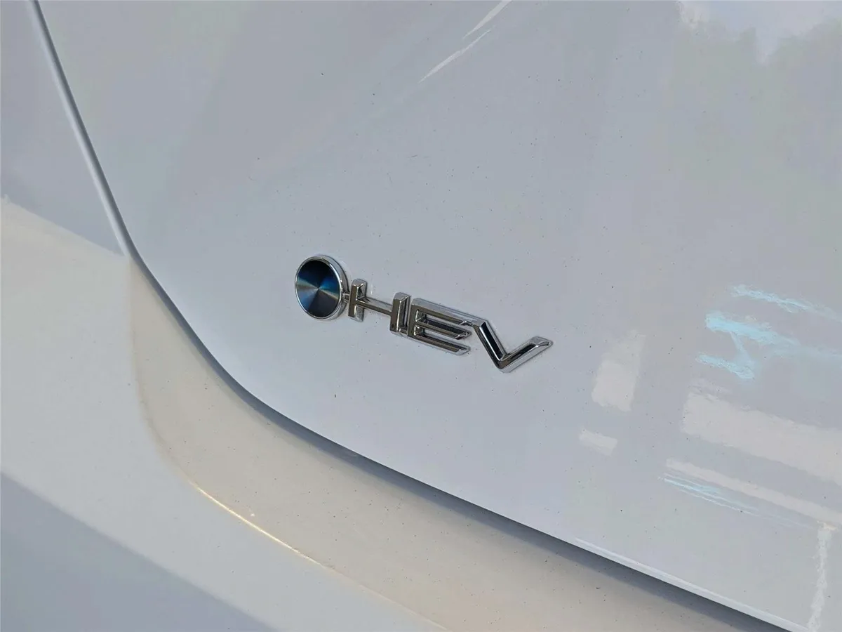 2025 Toyota Camry SE thumbnail 8