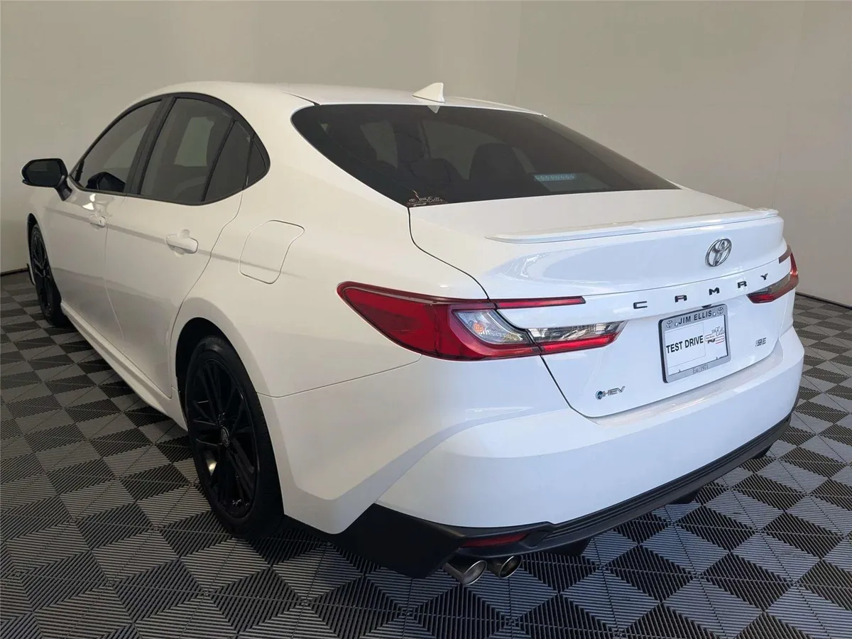 2025 Toyota Camry SE thumbnail 9