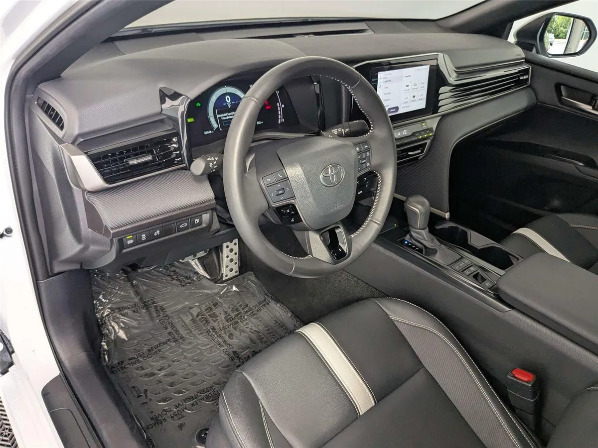 2025 Toyota Camry SE thumbnail 10