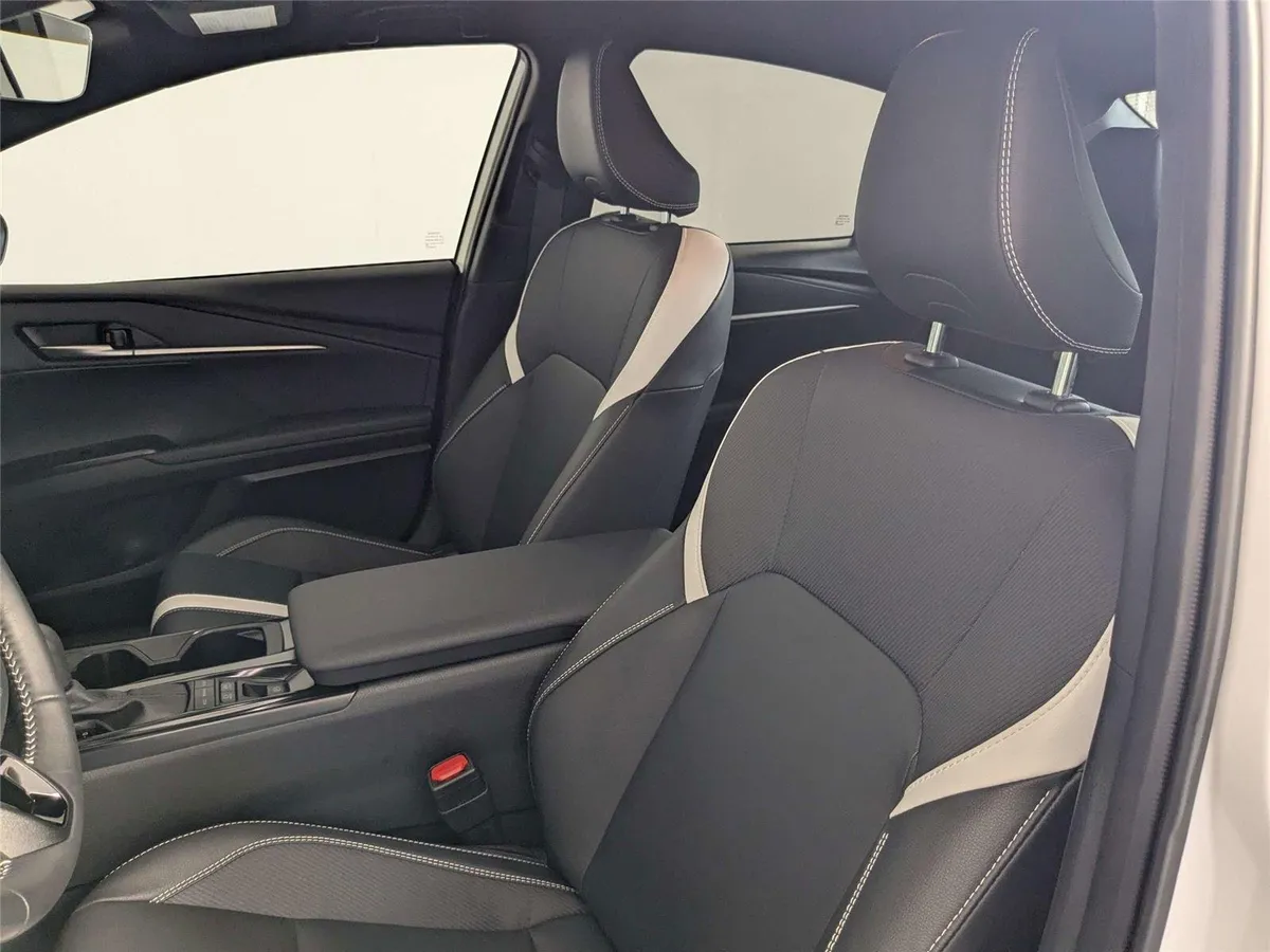 2025 Toyota Camry SE thumbnail 11