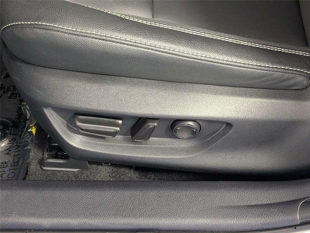 2025 Toyota Camry SE thumbnail 12