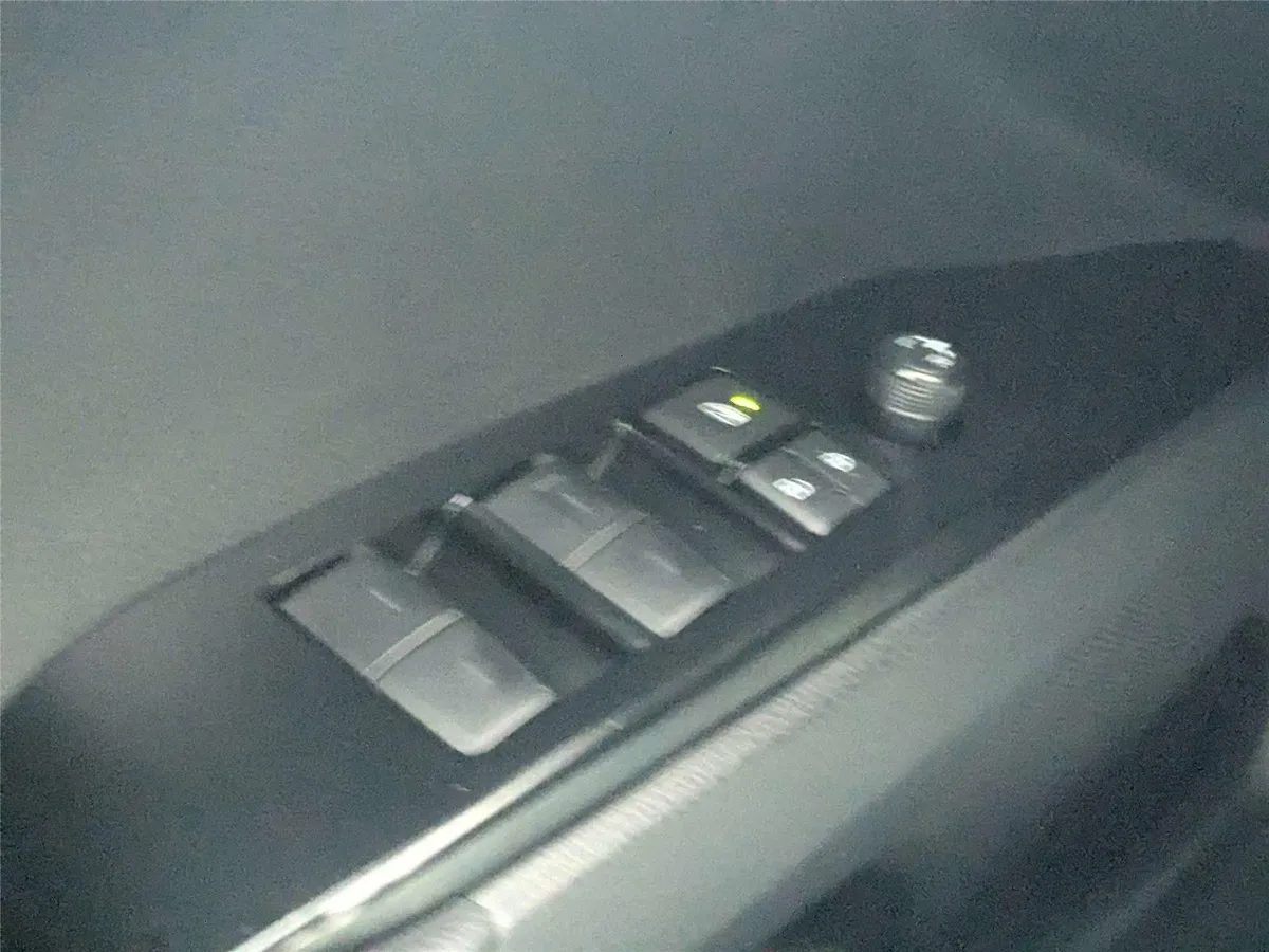 2025 Toyota Camry SE thumbnail 13