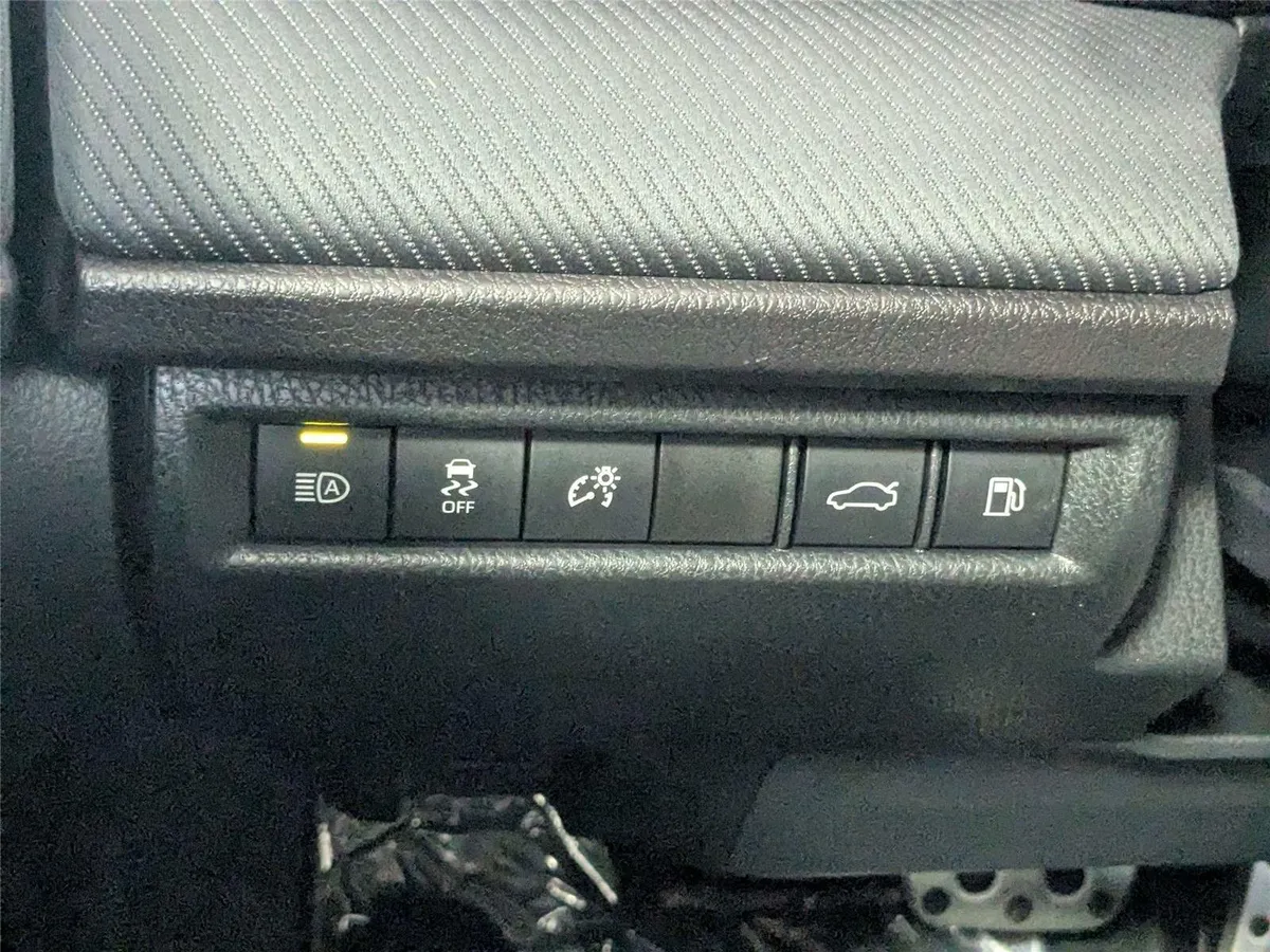 2025 Toyota Camry SE thumbnail 14