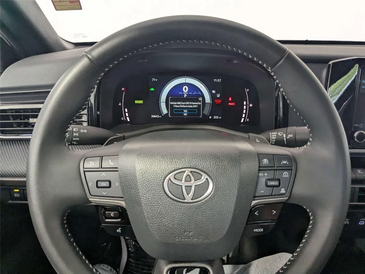 2025 Toyota Camry SE thumbnail 15