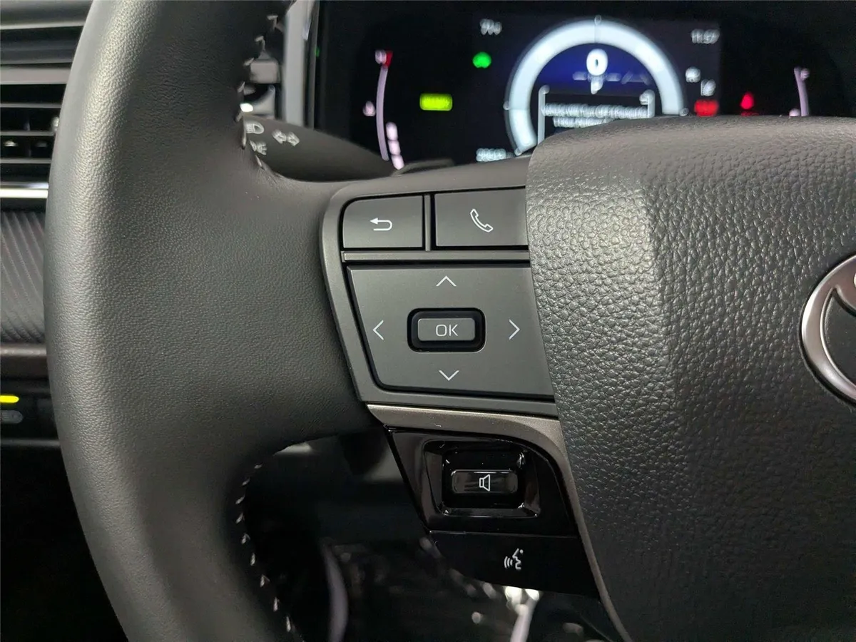 2025 Toyota Camry SE thumbnail 16