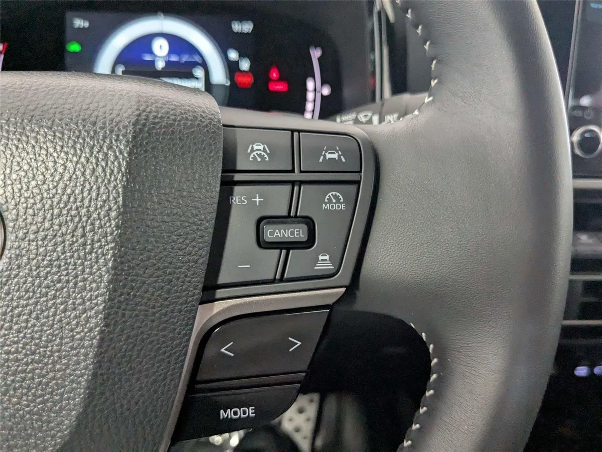 2025 Toyota Camry SE thumbnail 17