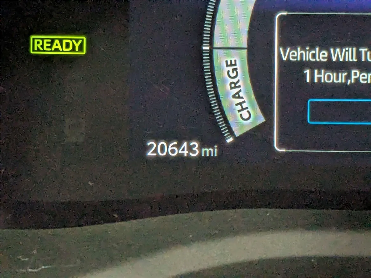2025 Toyota Camry SE thumbnail 18