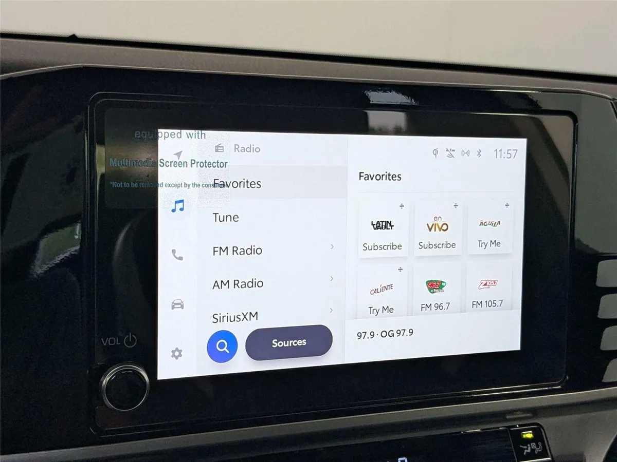2025 Toyota Camry SE thumbnail 19