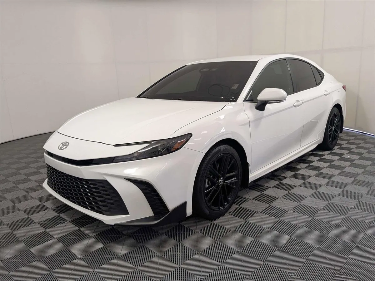 2025 Toyota Camry SE thumbnail 2