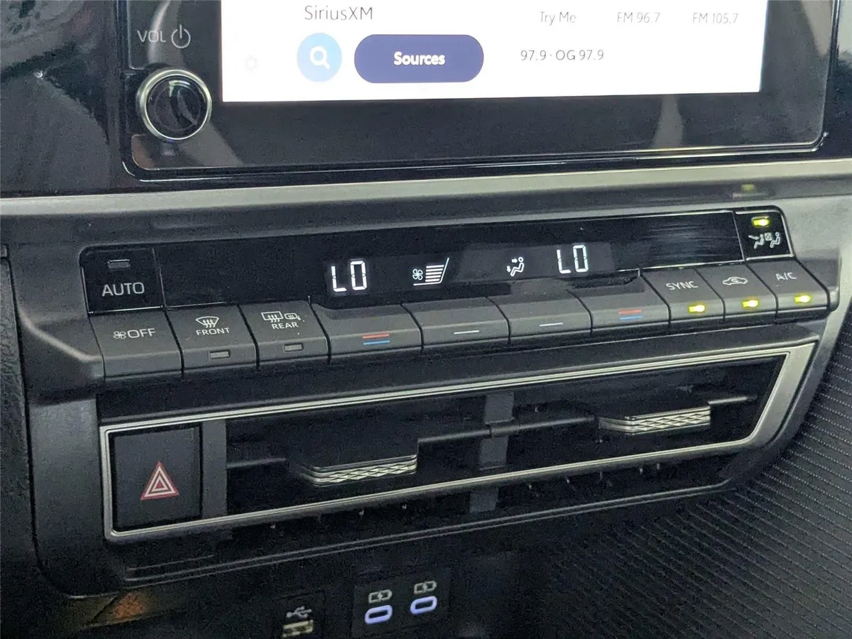 2025 Toyota Camry SE thumbnail 21