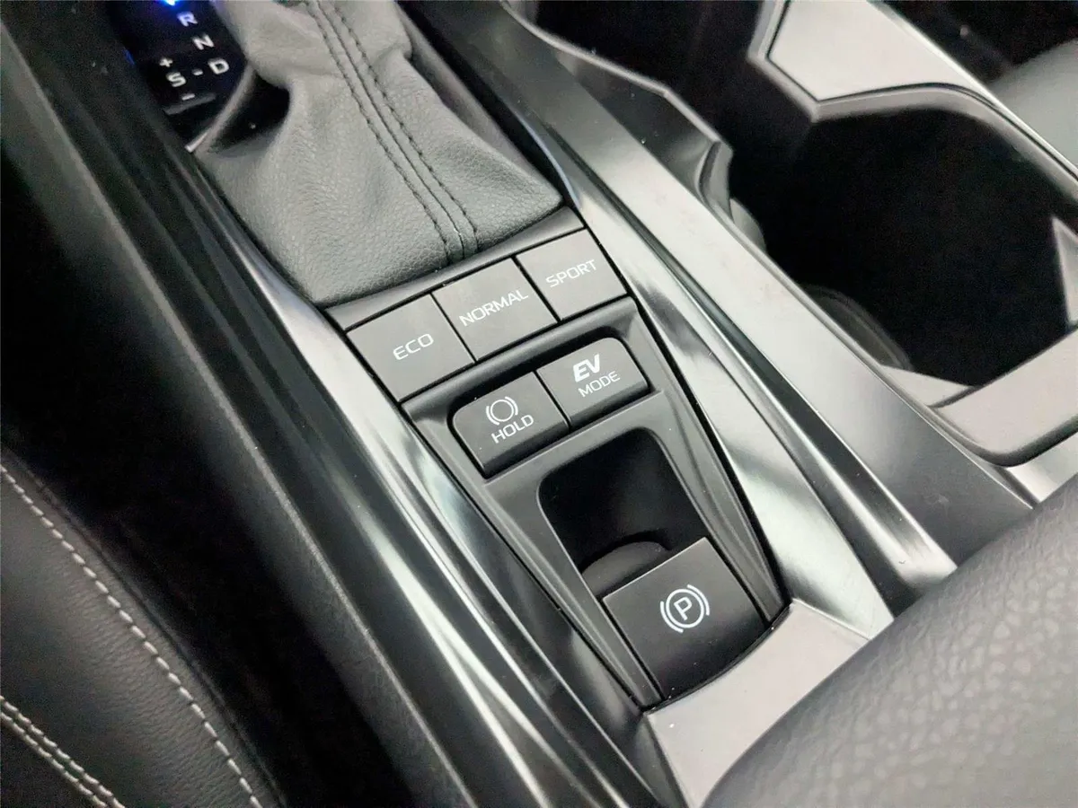 2025 Toyota Camry SE thumbnail 23