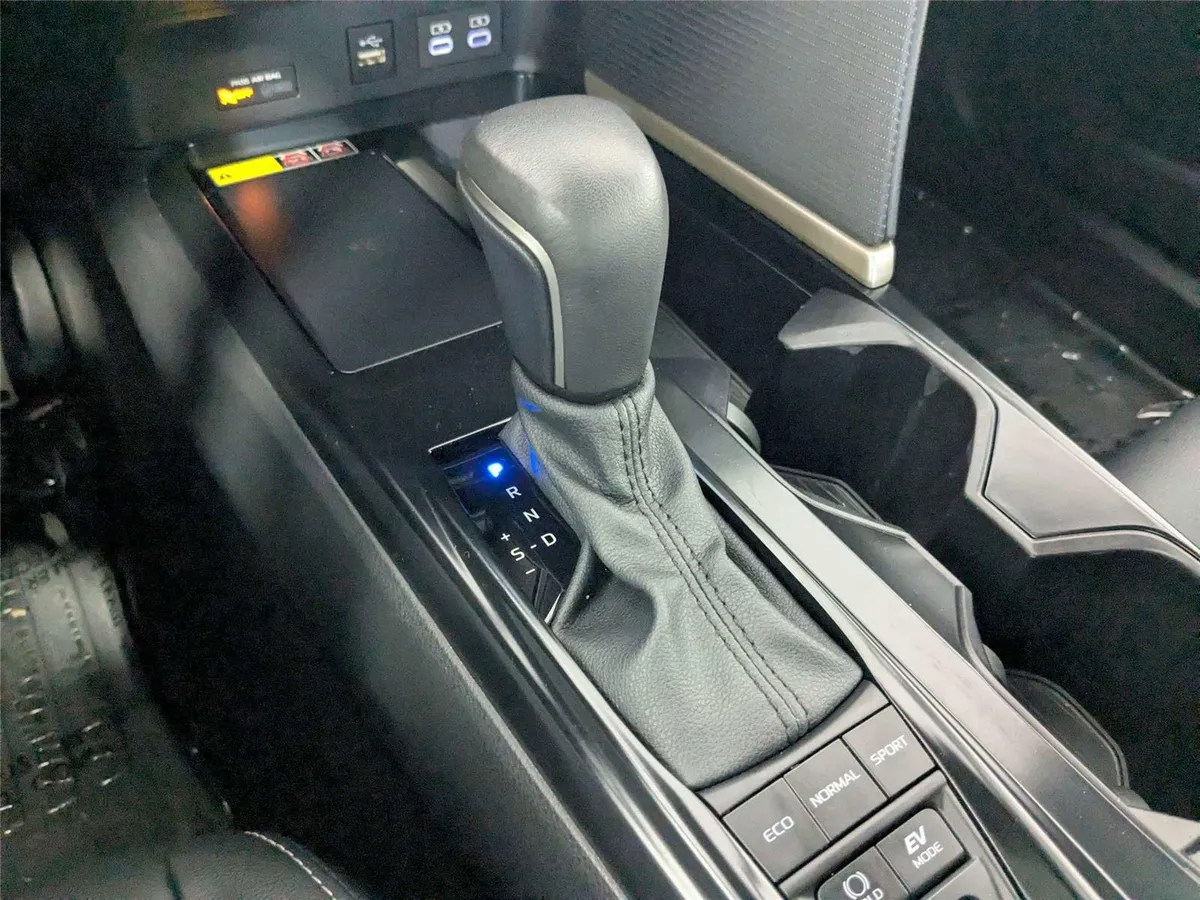 2025 Toyota Camry SE thumbnail 24