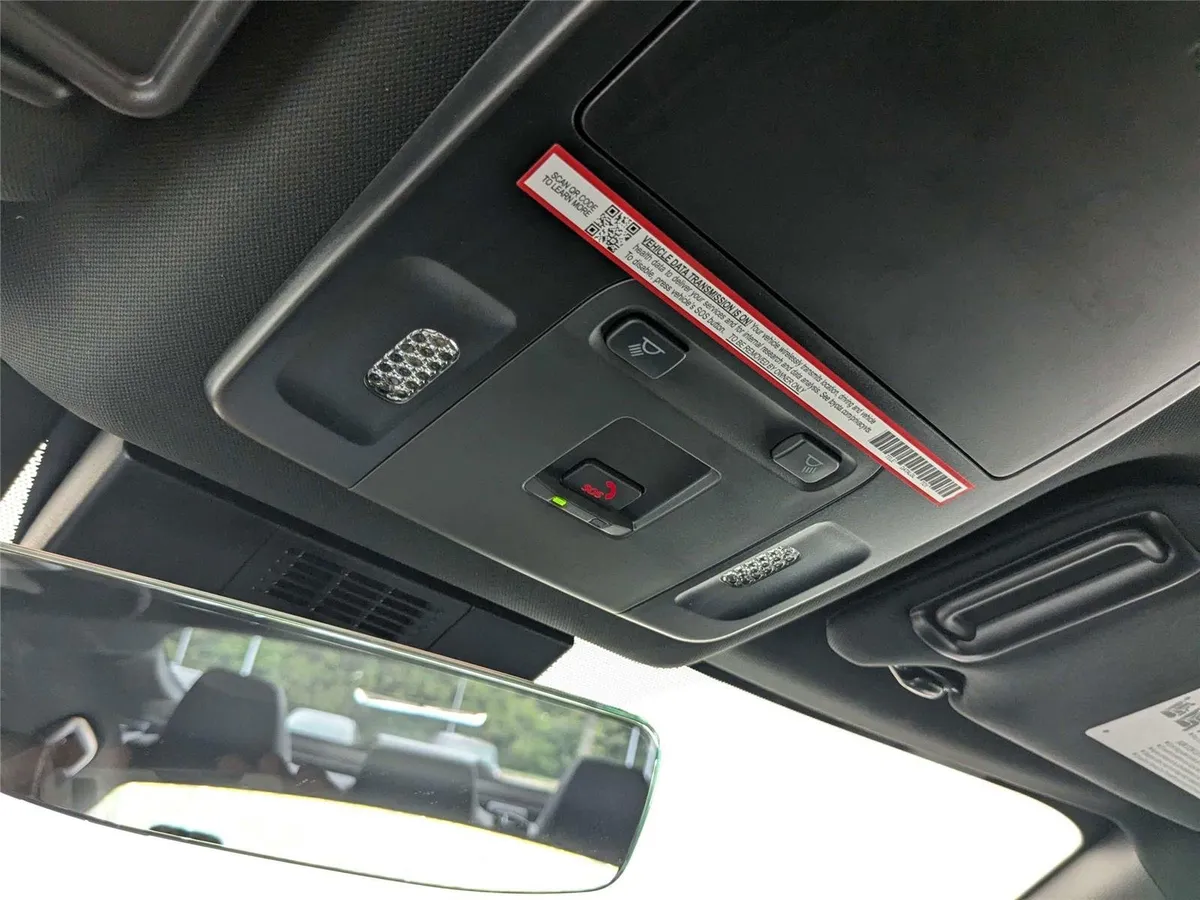 2025 Toyota Camry SE thumbnail 25