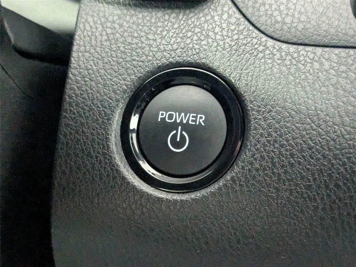 2025 Toyota Camry SE thumbnail 26