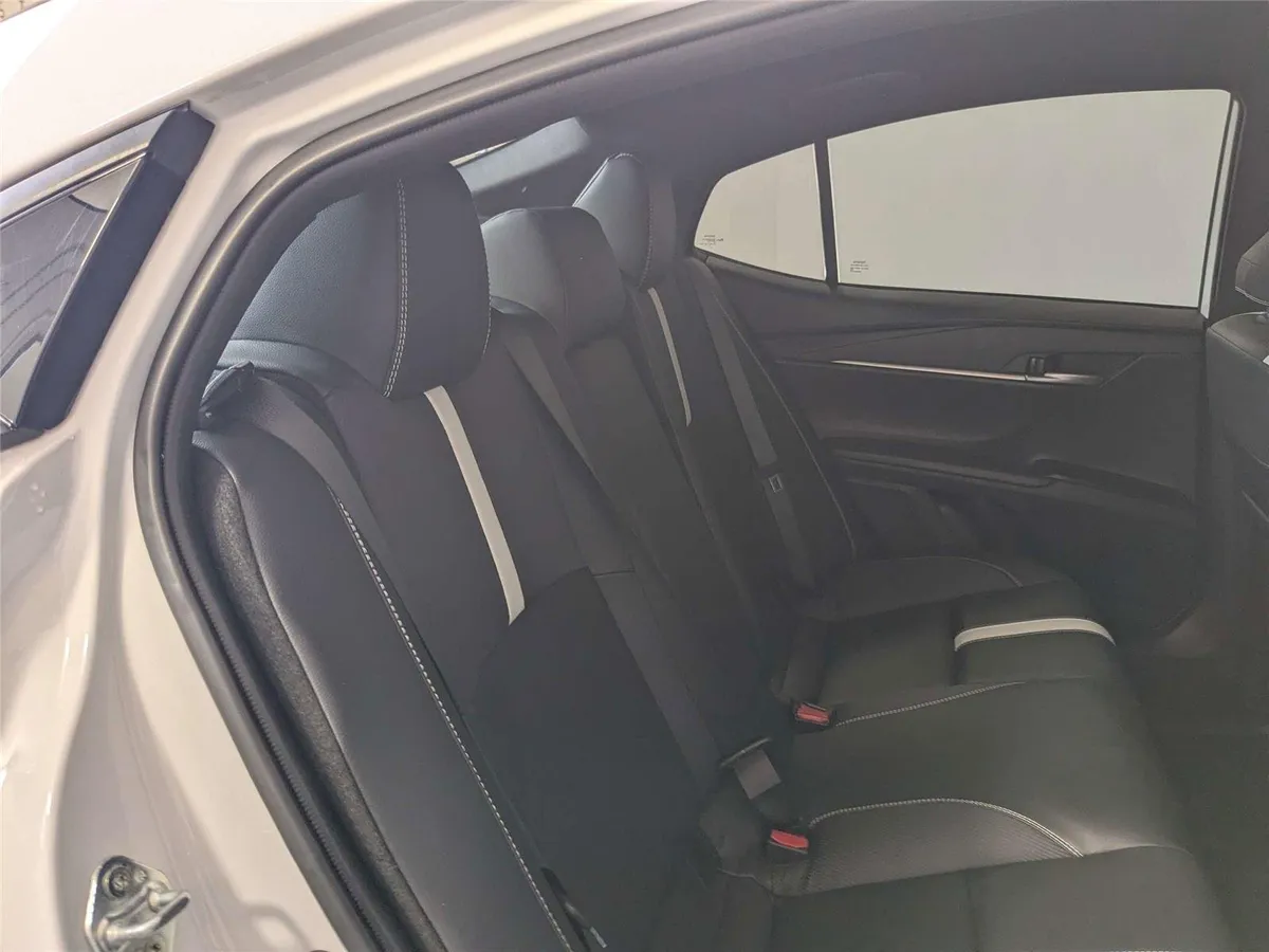 2025 Toyota Camry SE thumbnail 27