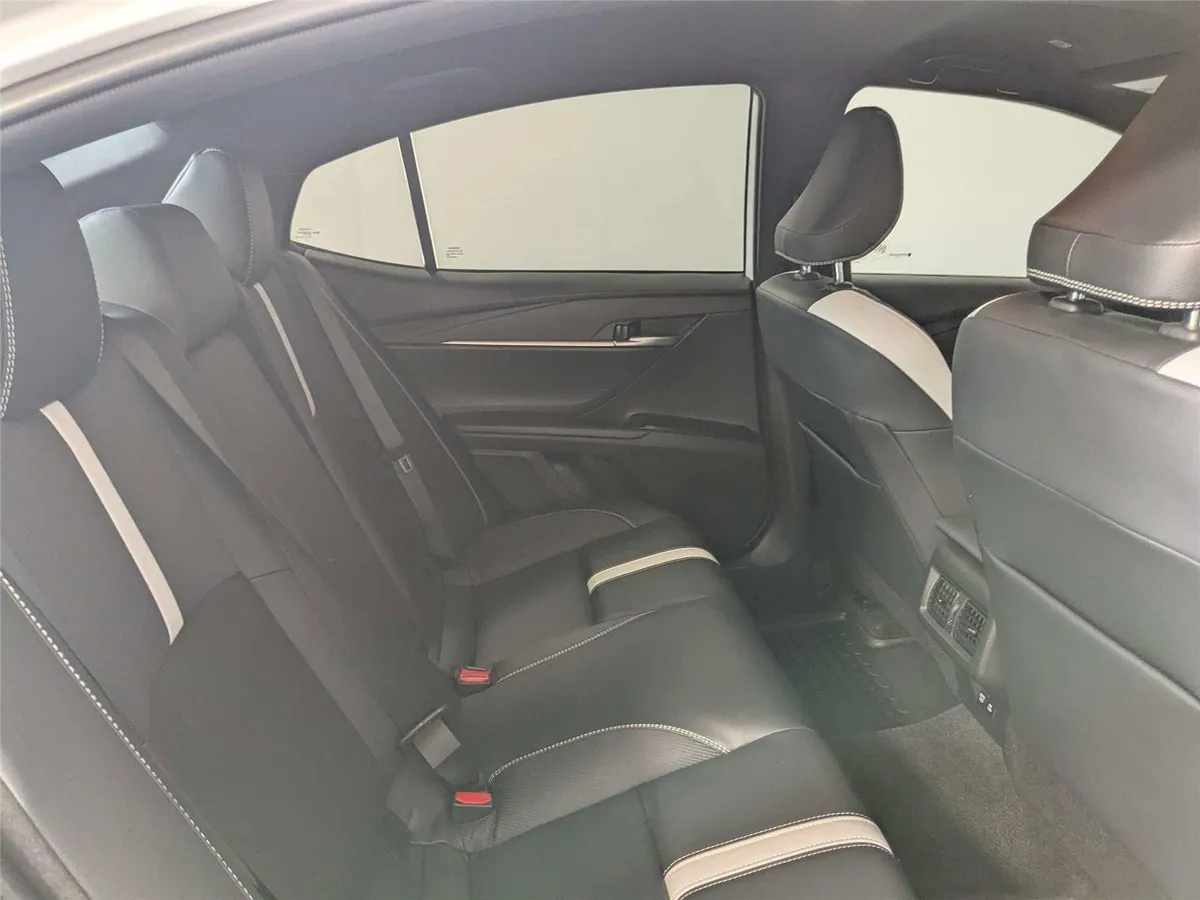 2025 Toyota Camry SE thumbnail 28