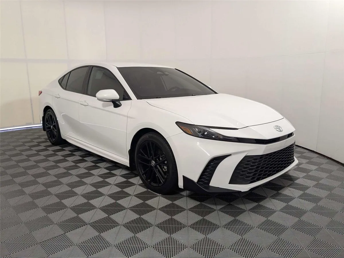 2025 Toyota Camry SE thumbnail 3