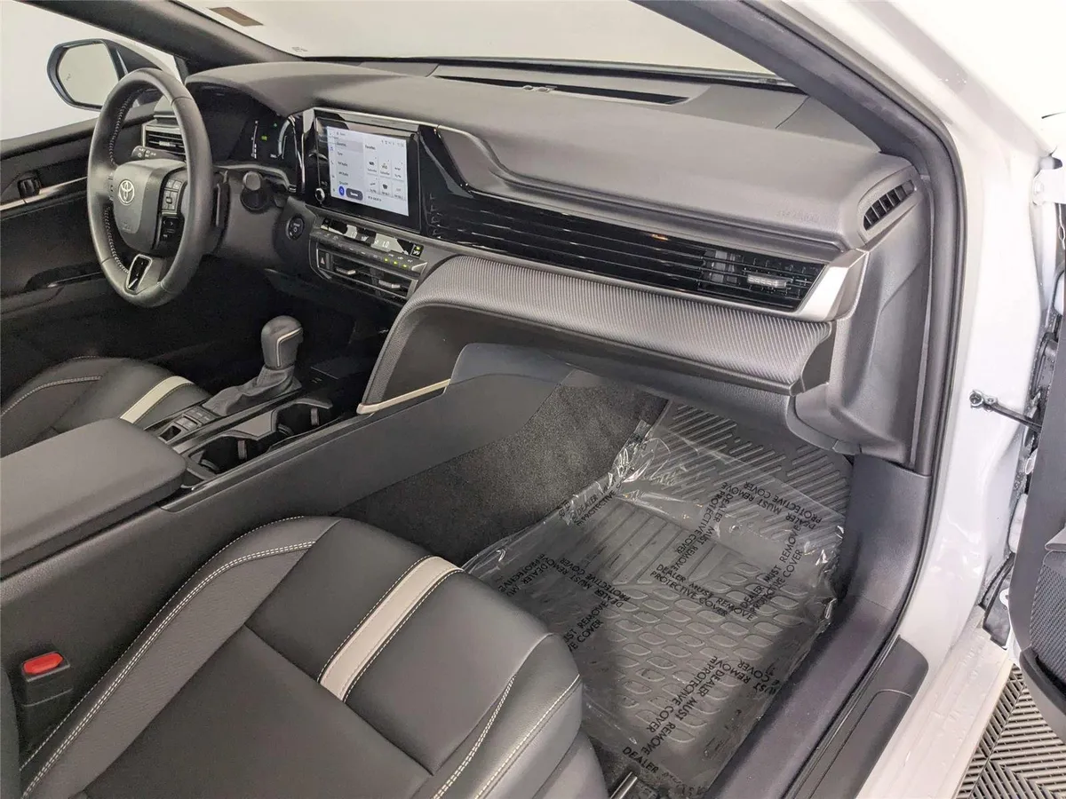 2025 Toyota Camry SE thumbnail 30