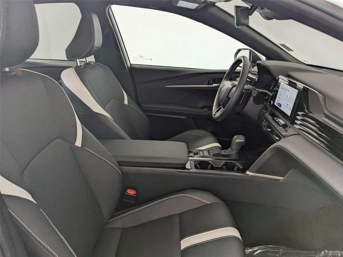 2025 Toyota Camry SE thumbnail 31