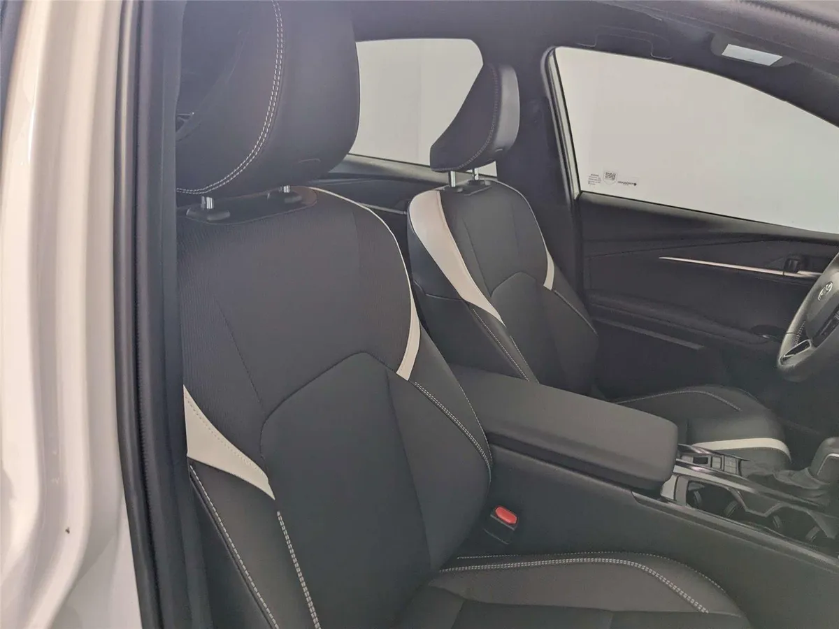 2025 Toyota Camry SE thumbnail 32