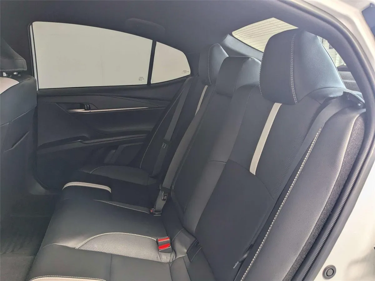 2025 Toyota Camry SE thumbnail 33