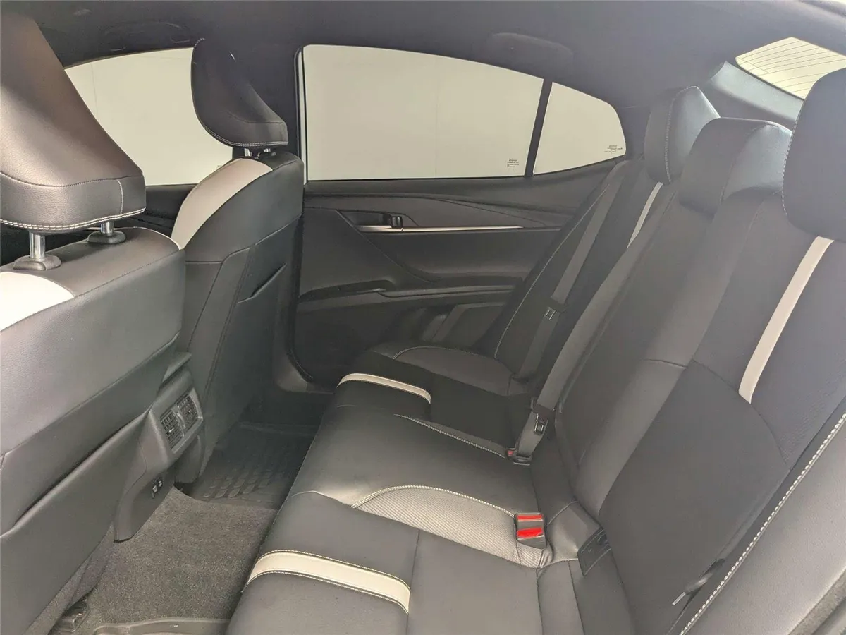 2025 Toyota Camry SE thumbnail 34