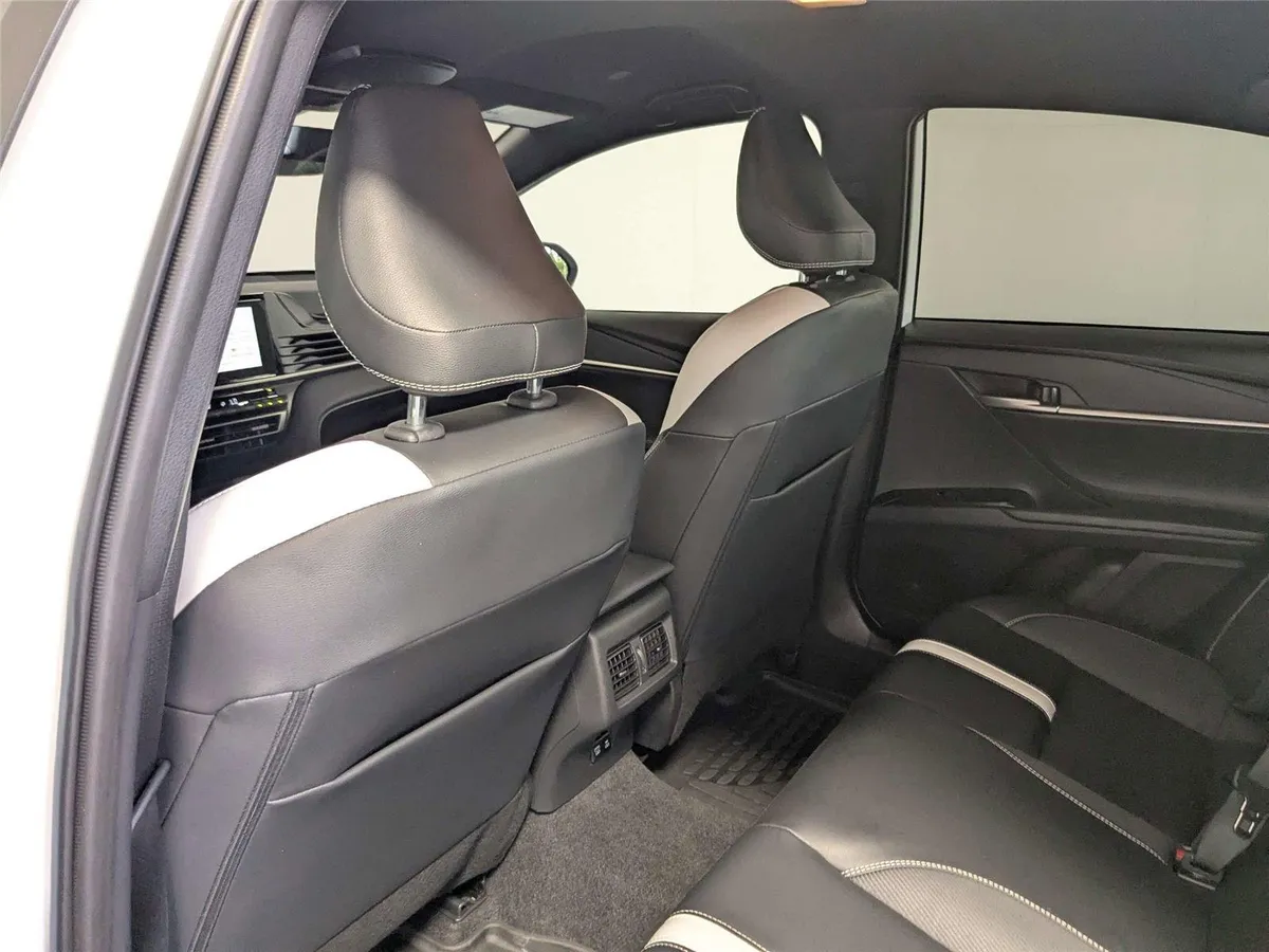 2025 Toyota Camry SE thumbnail 35