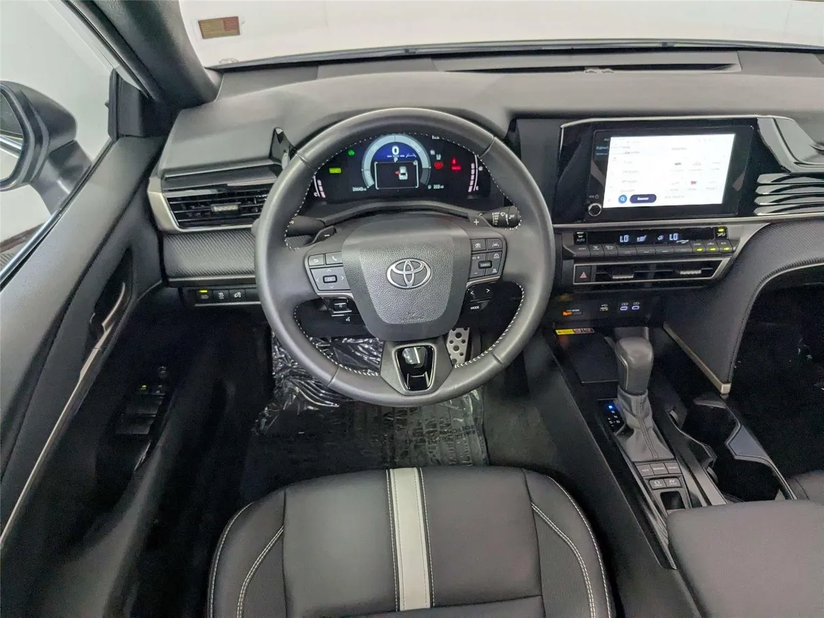 2025 Toyota Camry SE thumbnail 37