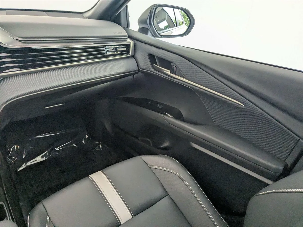 2025 Toyota Camry SE thumbnail 38