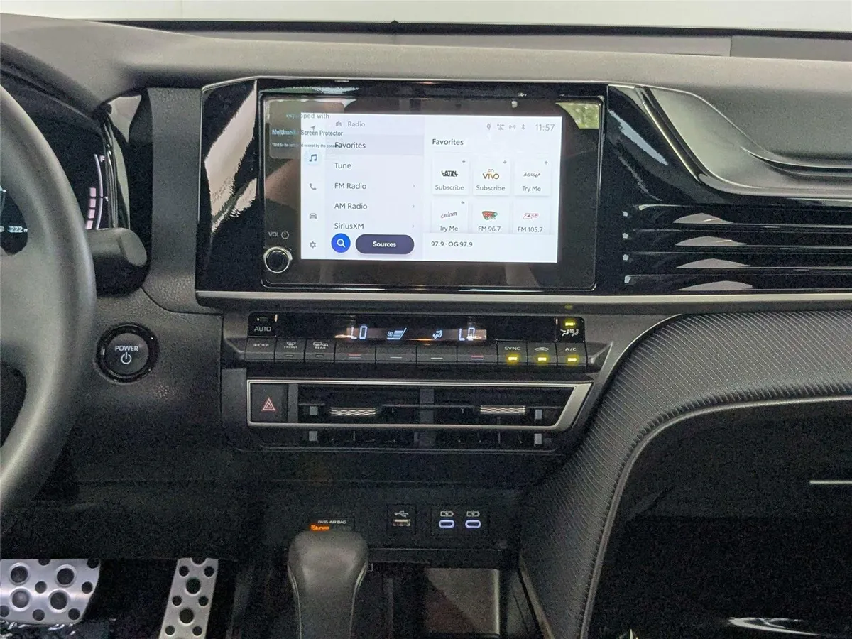 2025 Toyota Camry SE thumbnail 39