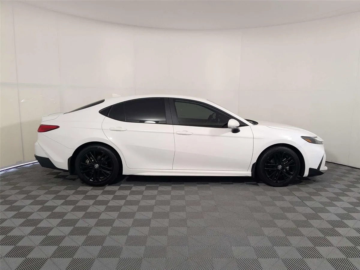 2025 Toyota Camry SE thumbnail 4