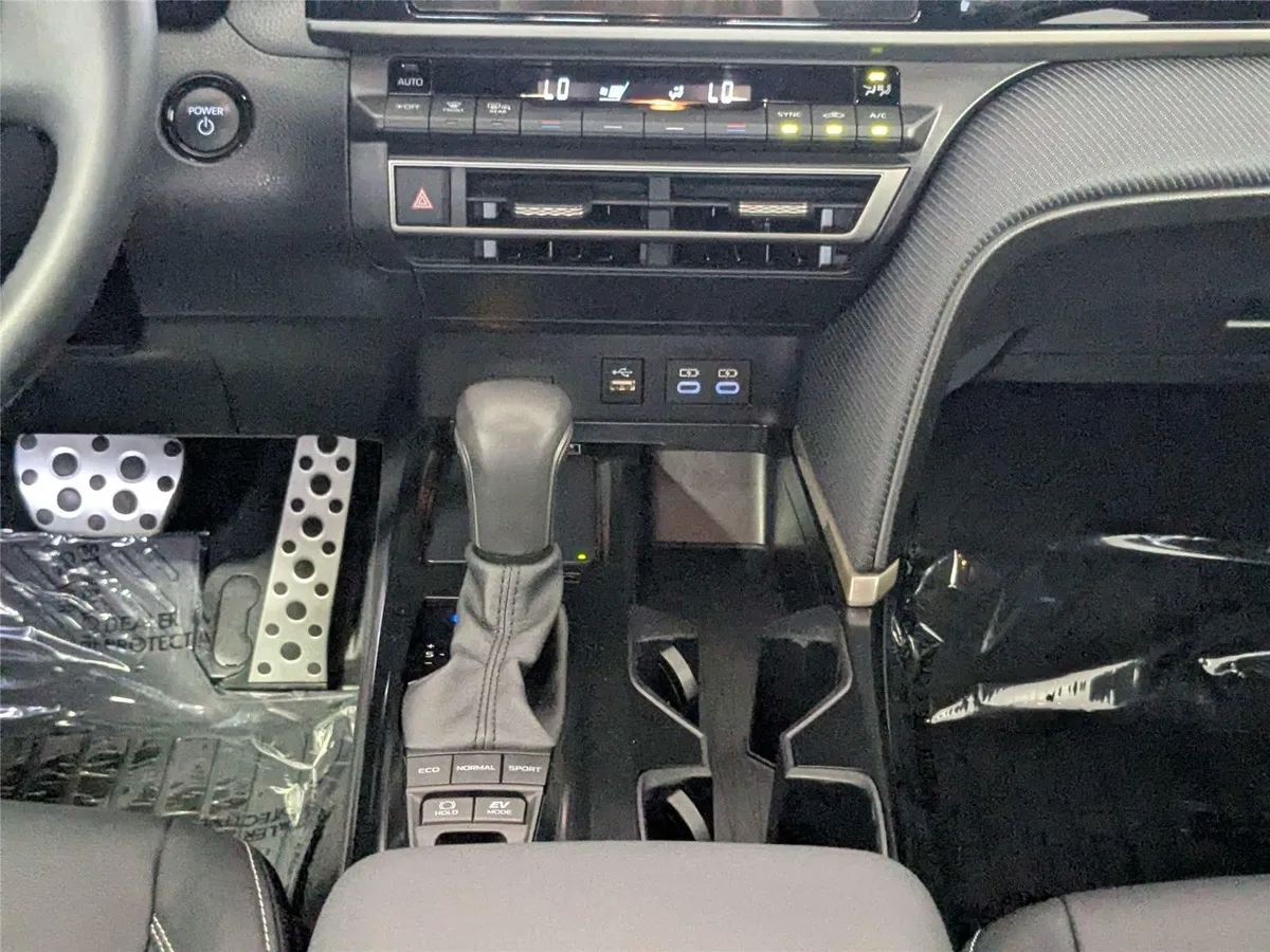 2025 Toyota Camry SE thumbnail 40