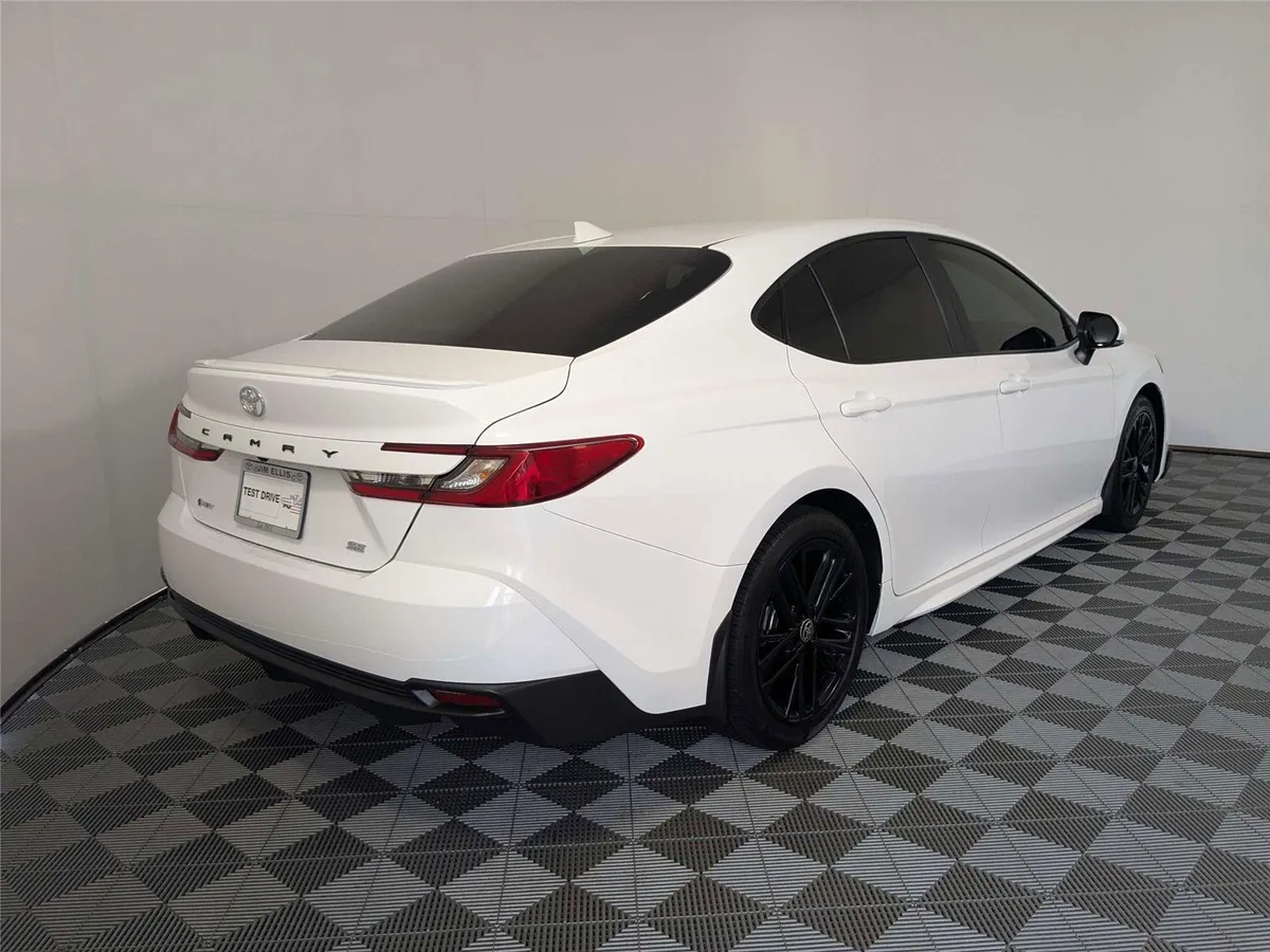 2025 Toyota Camry SE thumbnail 5