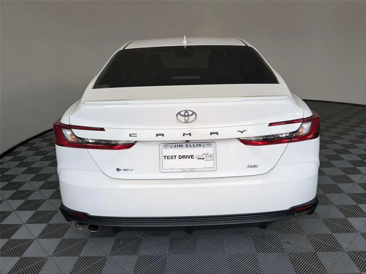 2025 Toyota Camry SE thumbnail 6